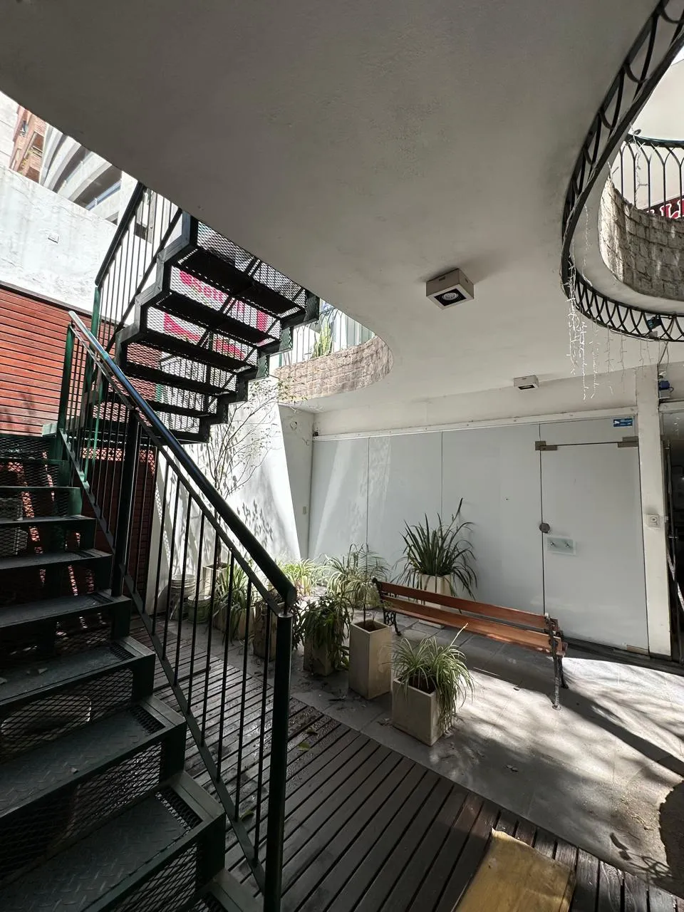 SE VENDE un local u oficina para uso comercial en subsuelo - NUEVA CORDOBA!