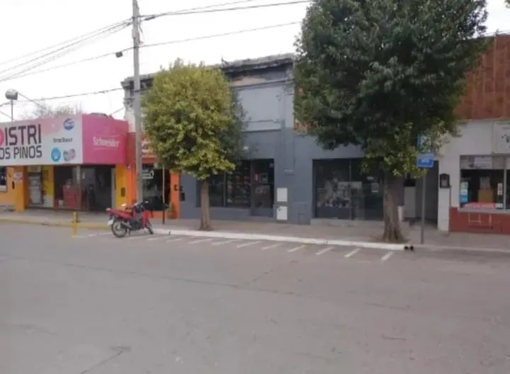 3 LOCALES + 2 DPTOS frente a PLAZA MITRE en ALTA GRACIA