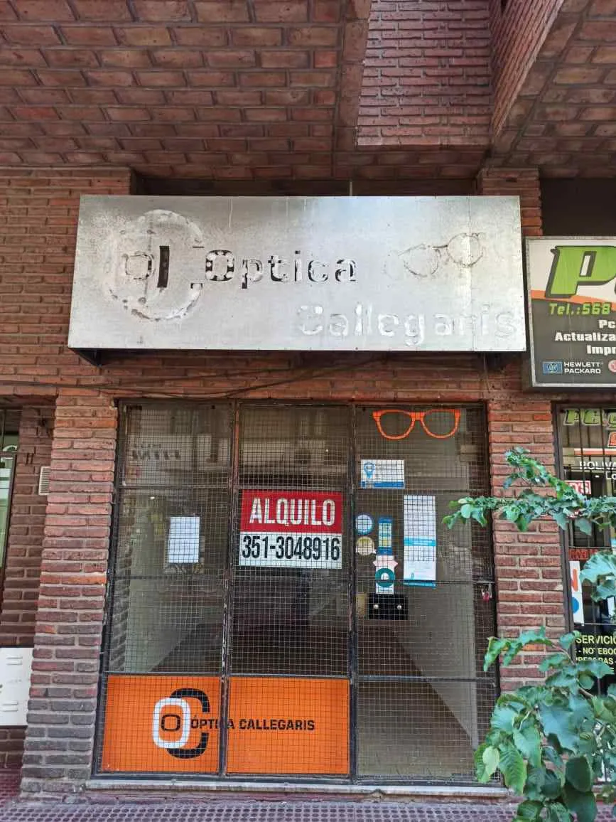 Local céntrico c/entre piso y baño. 2.5x5 exc cond