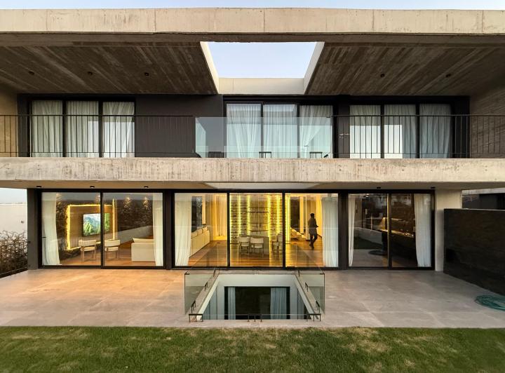 Casa · 696m² · 15 Ambientes · 4 Cocheras