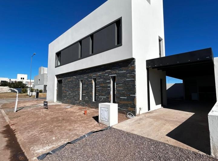 Casa · 180m² · 6 Ambientes · 2 Cocheras