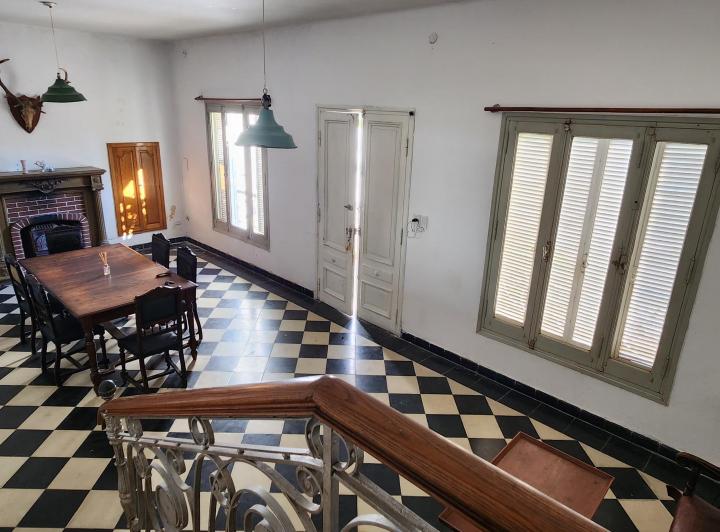Casa · 318m² · 8 Ambientes · 1 Cochera