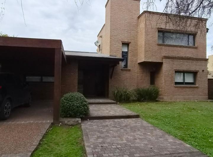 Casa · 360m² · 5 Ambientes · 2 Cocheras