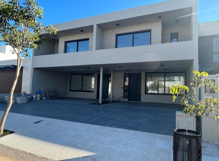 Casa · 180m² · 3 Dormitorios · 2 Cocheras