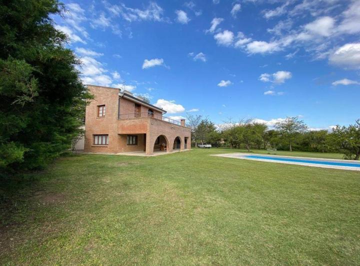 Casa · 189m² · 9 Ambientes · 1 Cochera