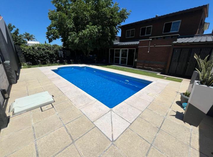 Casa · 200m² · 4 Dormitorios · 2 Cocheras