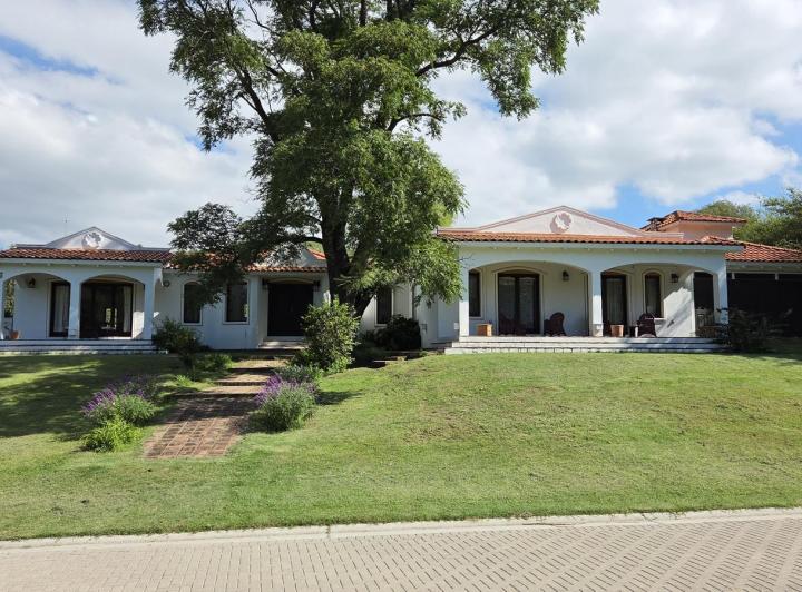 Casa · 350m² · 6 Ambientes · 2 Cocheras