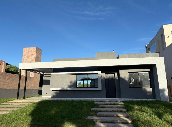 Casa · 179m² · 7 Ambientes · 1 Cochera