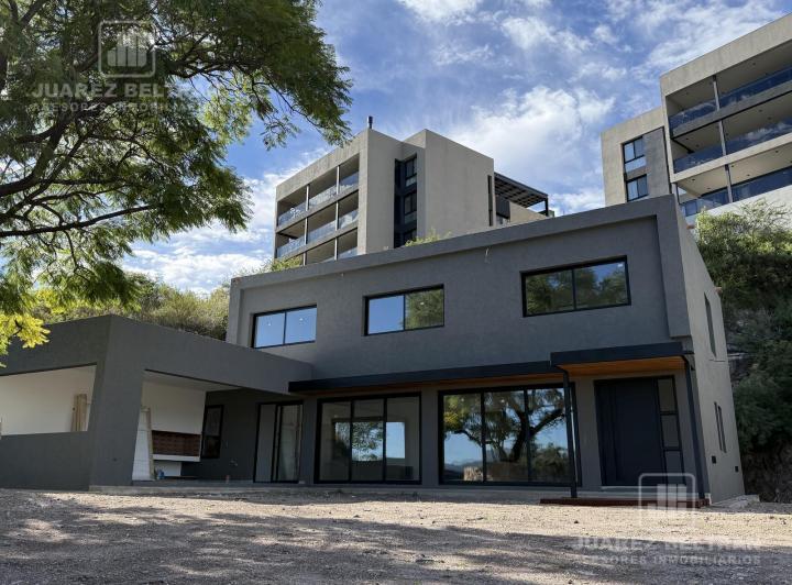 Casa · 800m² · 4 Ambientes · 2 Cocheras