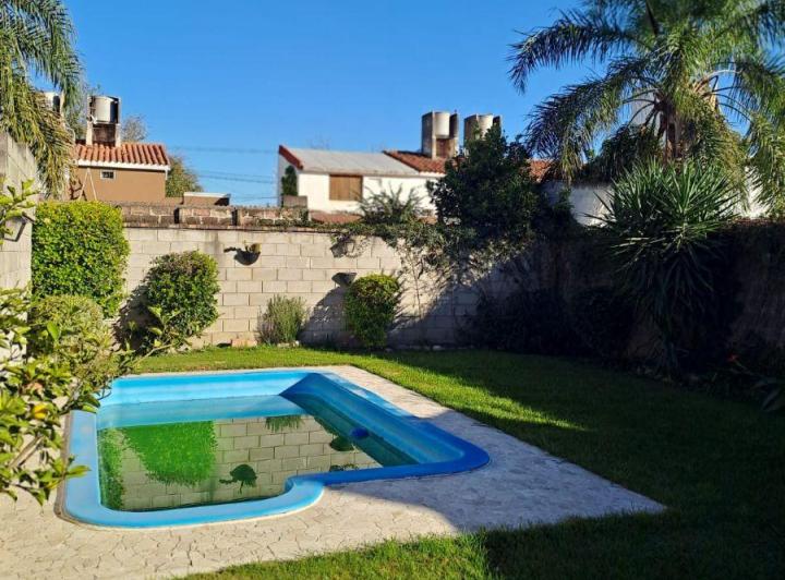Casa · 180m² · 8 Ambientes · 2 Cocheras