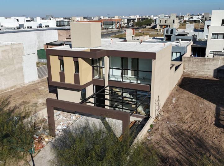 Casa · 200m² · 3 Dormitorios