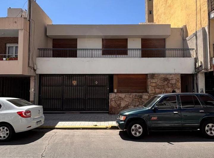 Casa · 270m² · 6 Ambientes · 1 Cochera