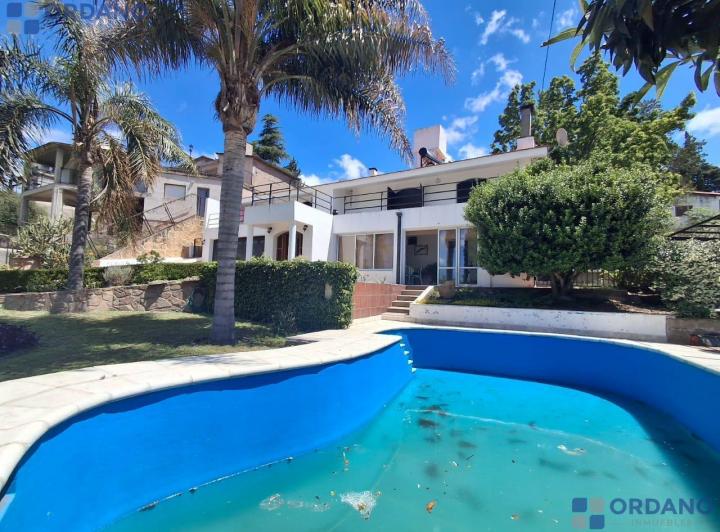 Casa · 587m² · 6 Ambientes · 2 Cocheras