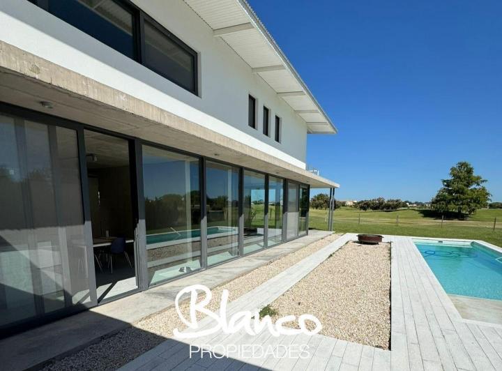 Casa · 210m² · 4 Ambientes · 2 Cocheras