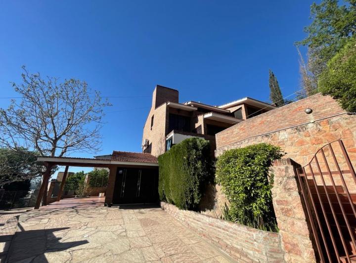 Casa · 160m² · 4 Ambientes · 2 Cocheras