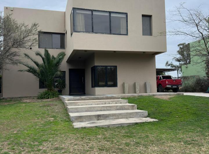Casa · 290m² · 9 Ambientes · 2 Cocheras