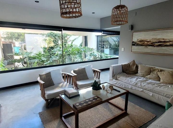 Casa · 325m² · 7 Ambientes