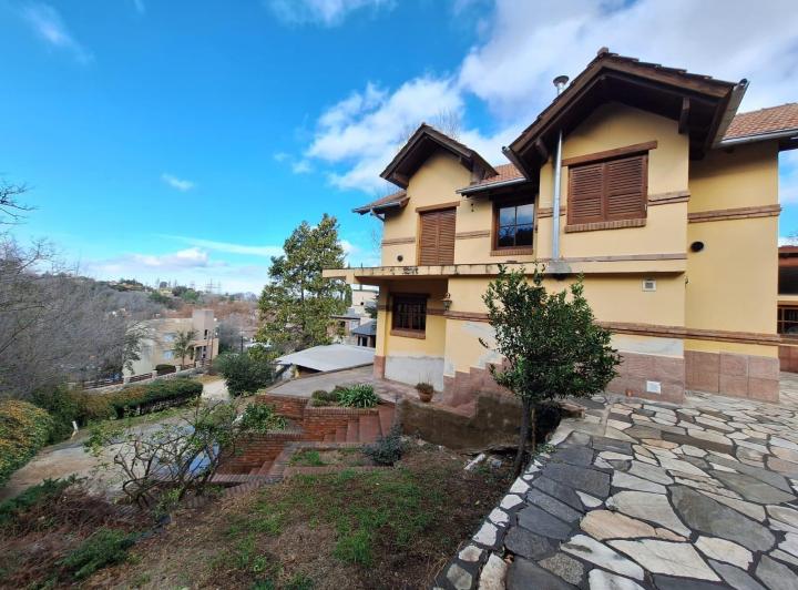 Casa · 226m² · 7 Ambientes · 2 Cocheras