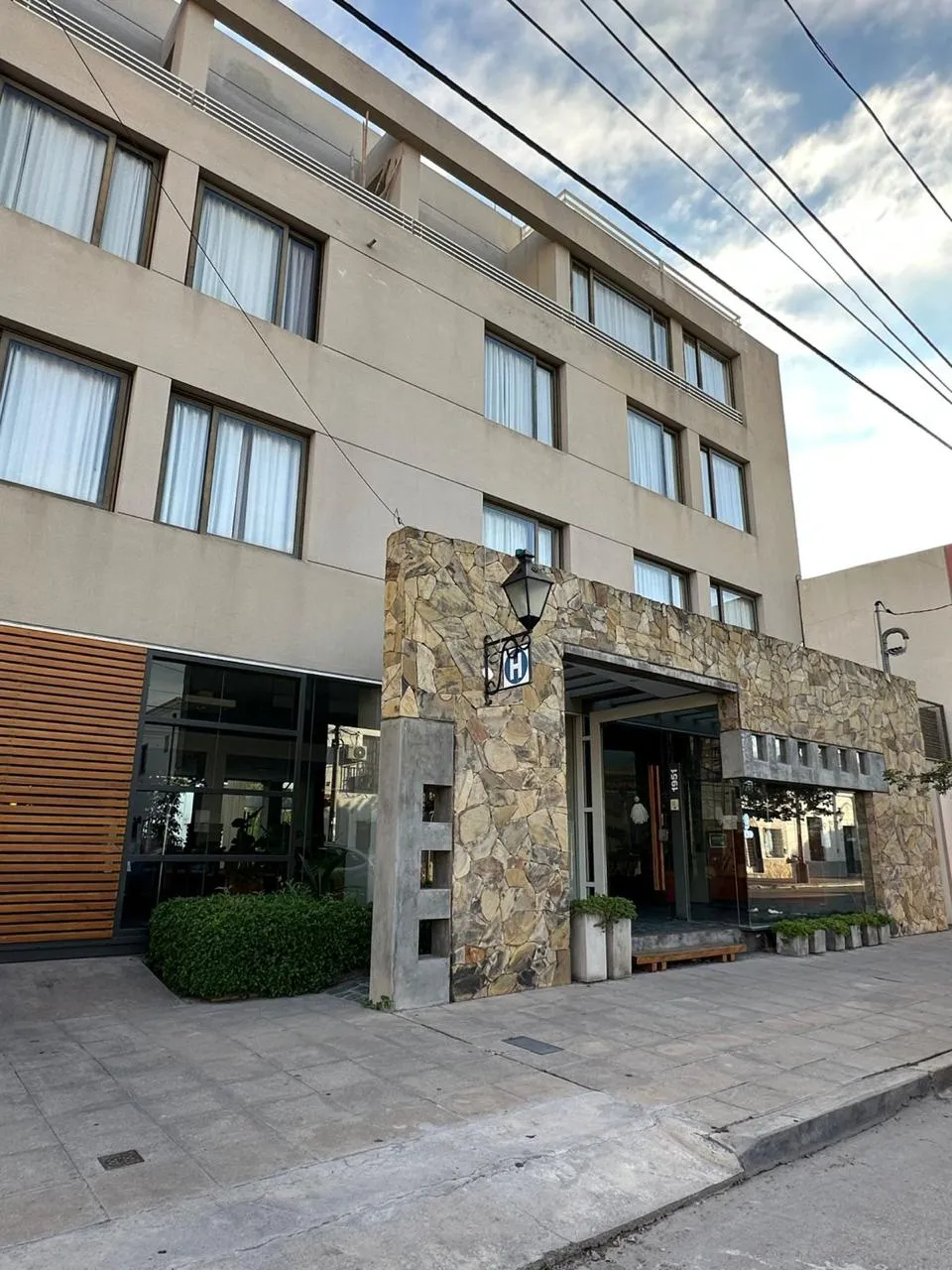 Hotel totalmente amoblado - Caseros al 1900 - Salta Capital