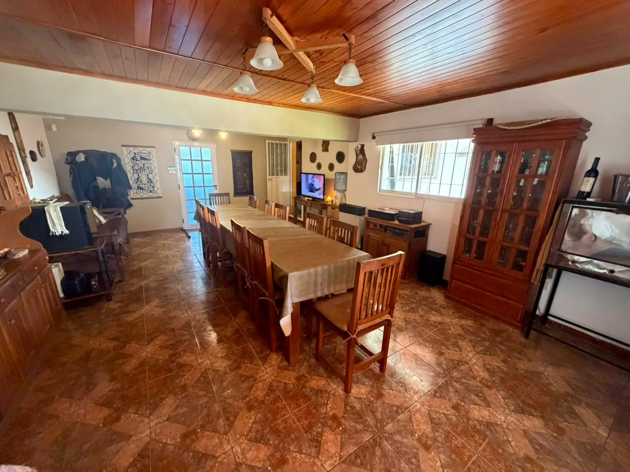 MERGER VENDE CASA EN CAPILLA DEL MONTE! OPORTUNIDAD. 3 HABITACIONES, 2 BAÑOS, QUINCHO, PATIO, COCHERA, ASADOR HERMOSA CASA