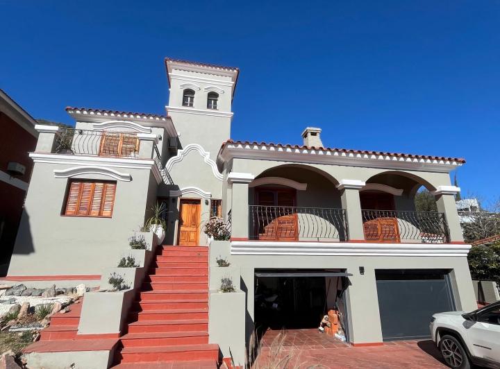 Casa · 315m² · 7 Ambientes · 2 Cocheras