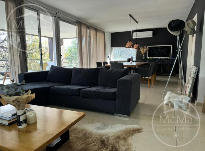 Casa · 1000m² · 3 Dormitorios · 2 Cocheras
