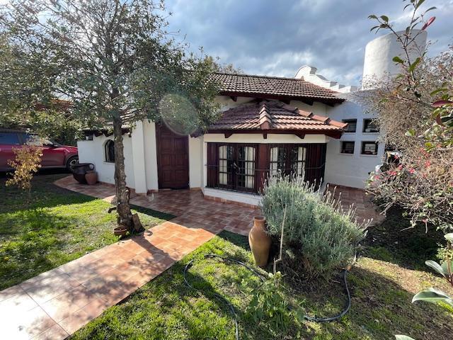 Casa · 330m² · 6 Ambientes · 3 Cocheras
