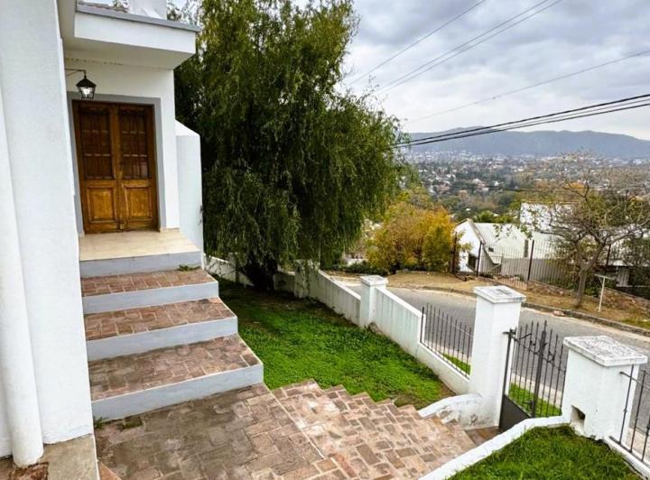 Casa · 200m² · 5 Dormitorios