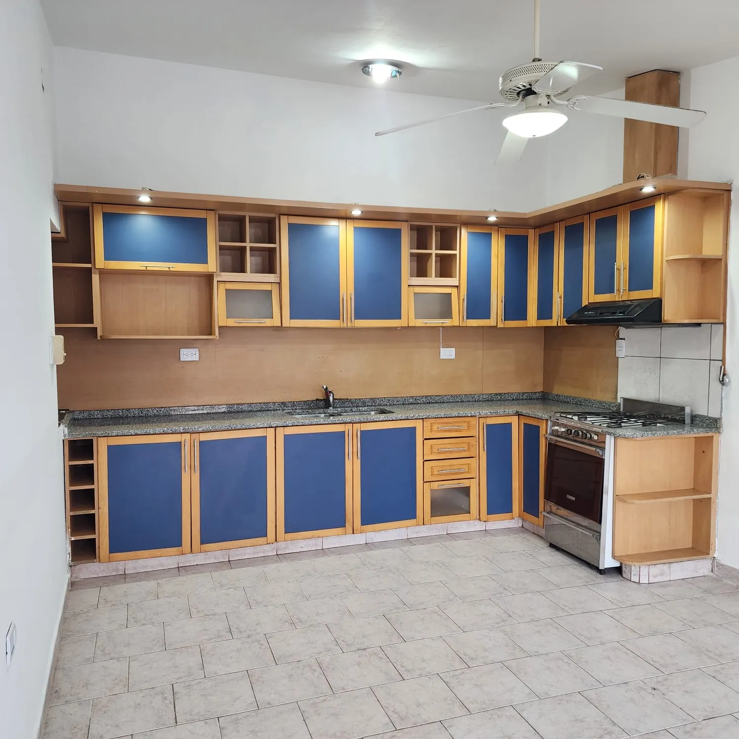 Barrio Las Dalias, A metros de Av. Don Bosco (frente Escuela de Policía). Hermoso Depto planta baja. 2 Dorm, Cocina comedor amplia. Patio con asador, Cochera para 2 vehículos. Gas natural. No paga expensas!