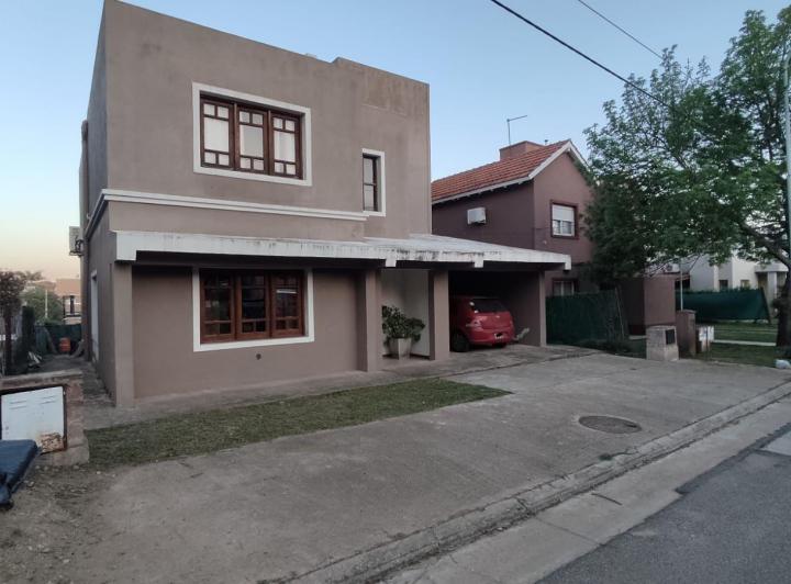 Casa · 220m² · 5 Ambientes · 1 Cochera