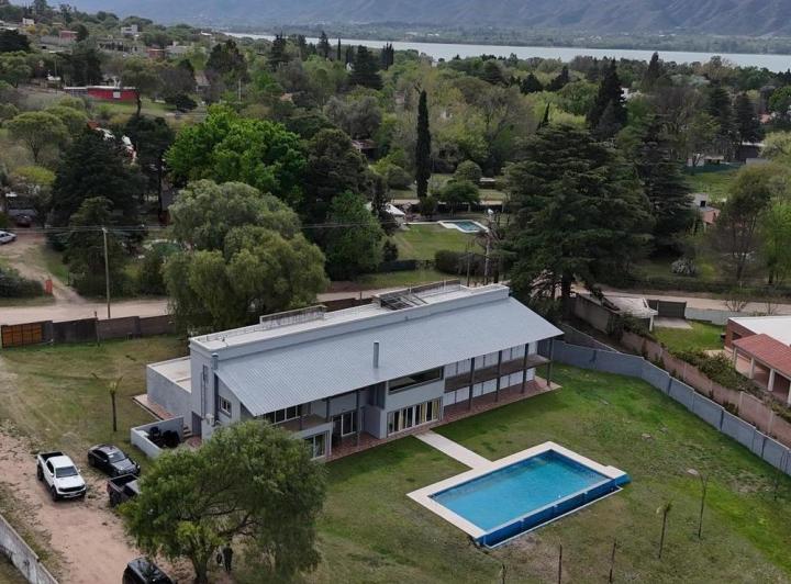 Casa · 600m² · 8 Ambientes · 3 Cocheras