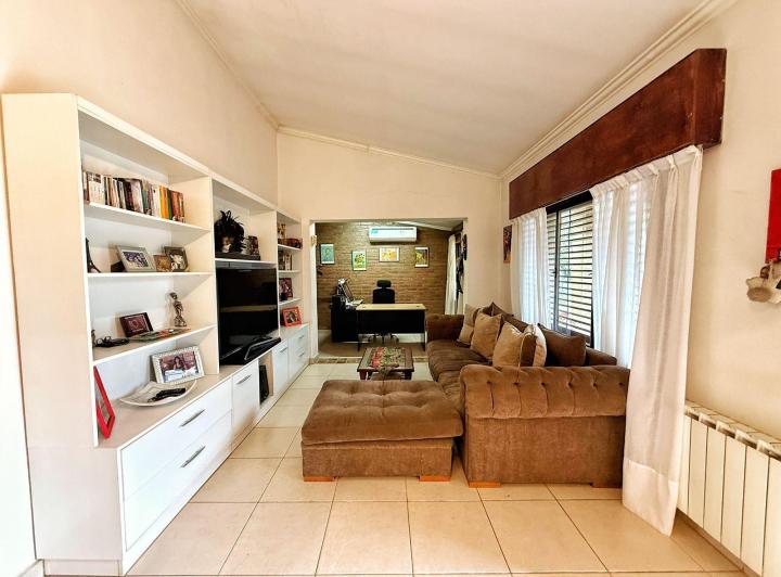 Casa · 210m² · 6 Ambientes · 2 Cocheras