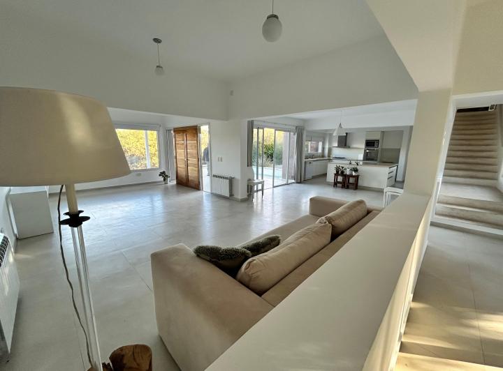 Casa · 325m² · 10 Ambientes · 2 Cocheras