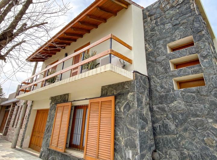 Casa · 181m² · 8 Ambientes · 1 Cochera