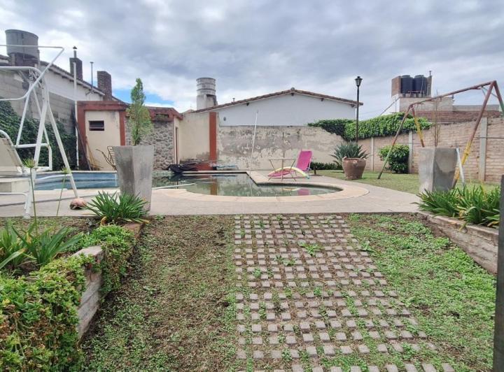 Casa · 296m² · 6 Ambientes · 2 Cocheras