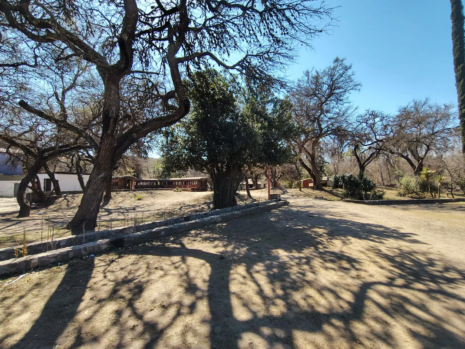 SE VENDE EN SALDAN IMPORTANTE LOCAL CON GRAN TERRENO