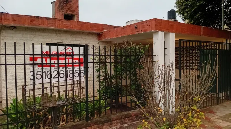 ALQUILO CASA-Bº ITUZAINGÓ-GUTEMBERG 5463-3D. LIV C/COM BAÑO PATIO COCH. $660.000
