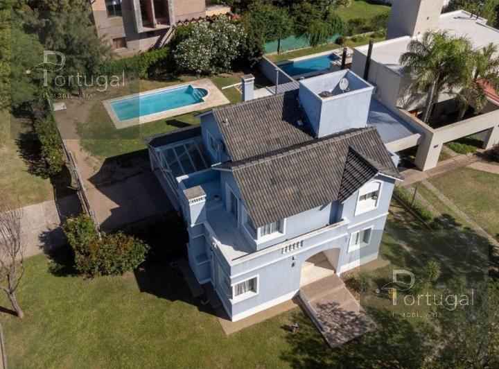Casa · 320m² · 4 Dormitorios · 3 Cocheras
