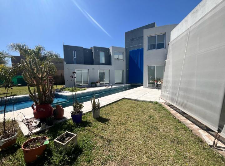 Casa · 370m² · 8 Ambientes · 4 Cocheras