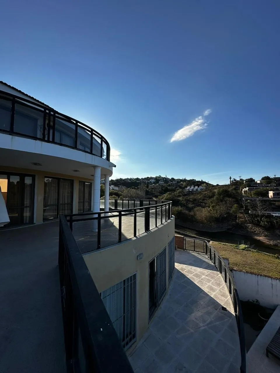 OPORTUNIDAD CASA SOBRE COSTA DEL LAGO CARLOS PAZ 850 m2 cub. 1900 TERRENO DOL 500MIL