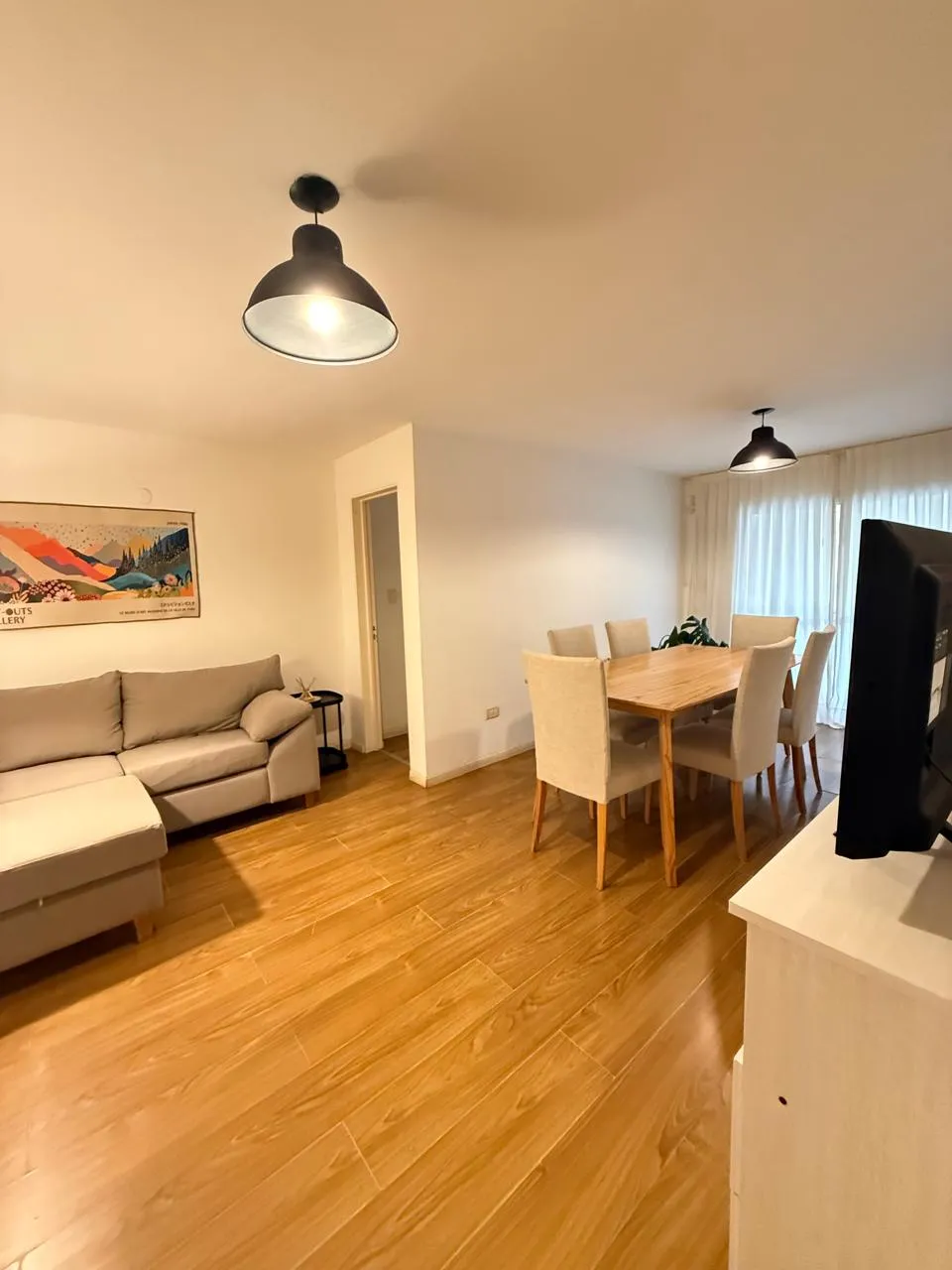 Amplio depto de un dormitorio, balcón asador y cochera