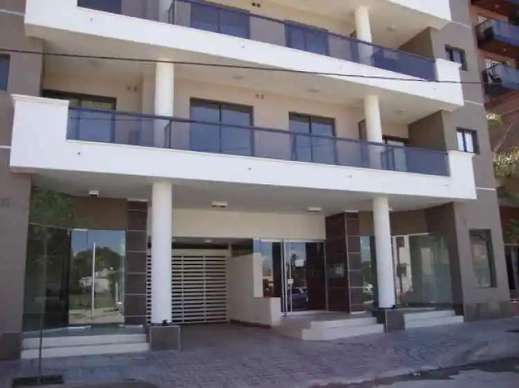 MUY LINDO LOCAL EN VENTA EN VILLA CARLOS PAZ, ZONA COSTANERA CENTRO