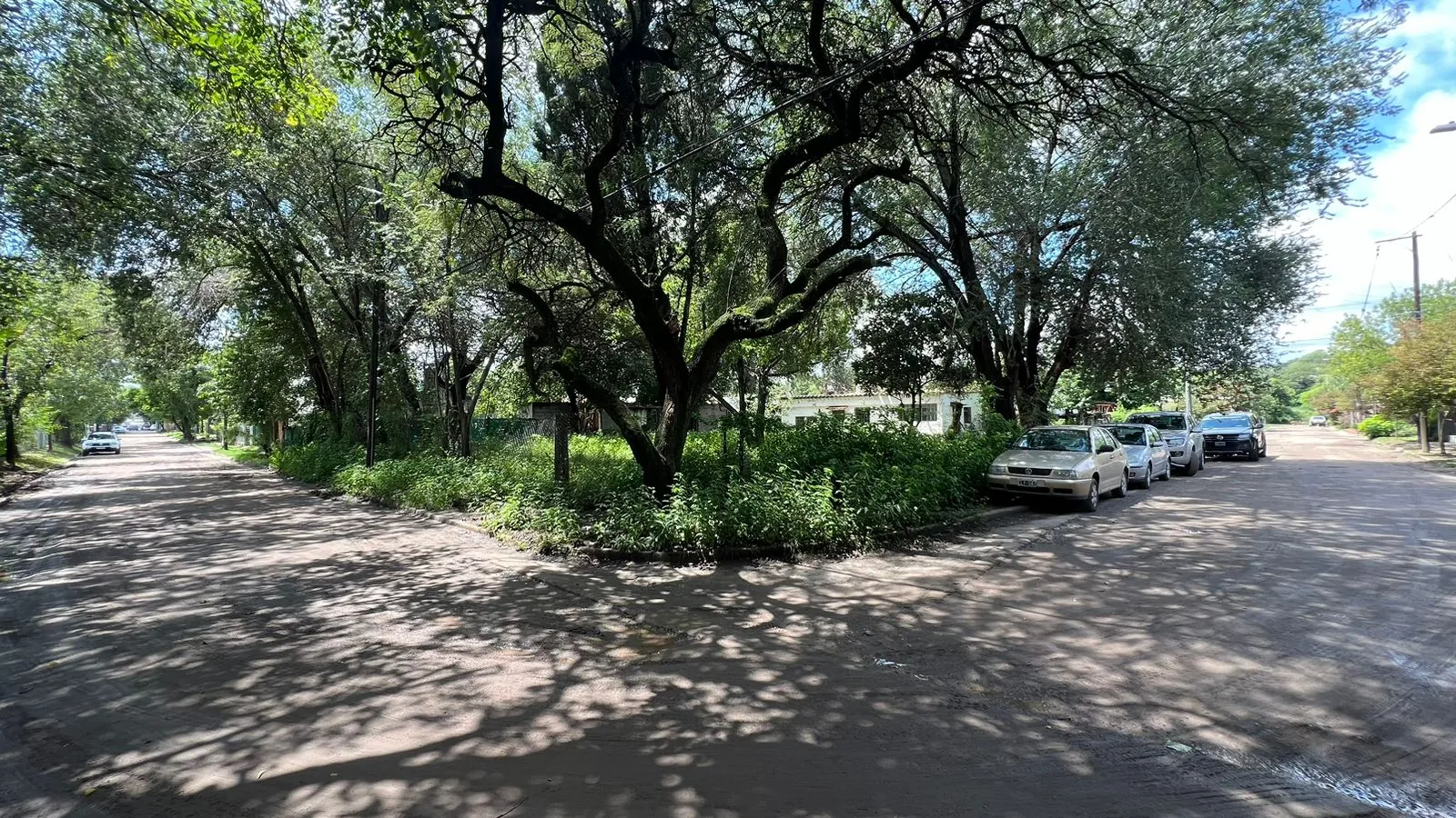 VILLA ALLENDE  LOTE ESQUINA  750m2 calle BALBIN al 800
