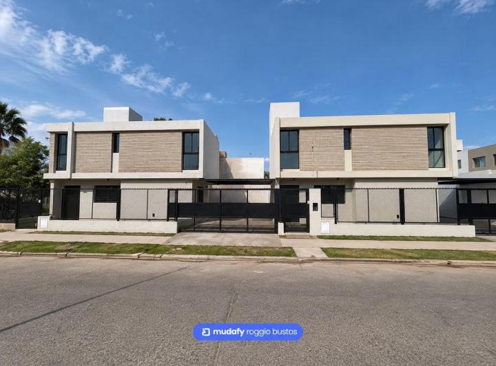 Casa · 110m² · 4 Ambientes · 2 Cocheras