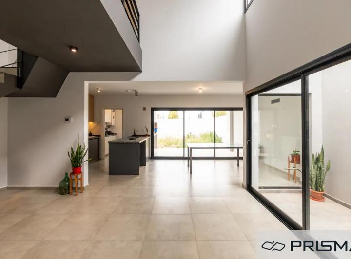 Casa · 181m² · 5 Ambientes · 2 Cocheras