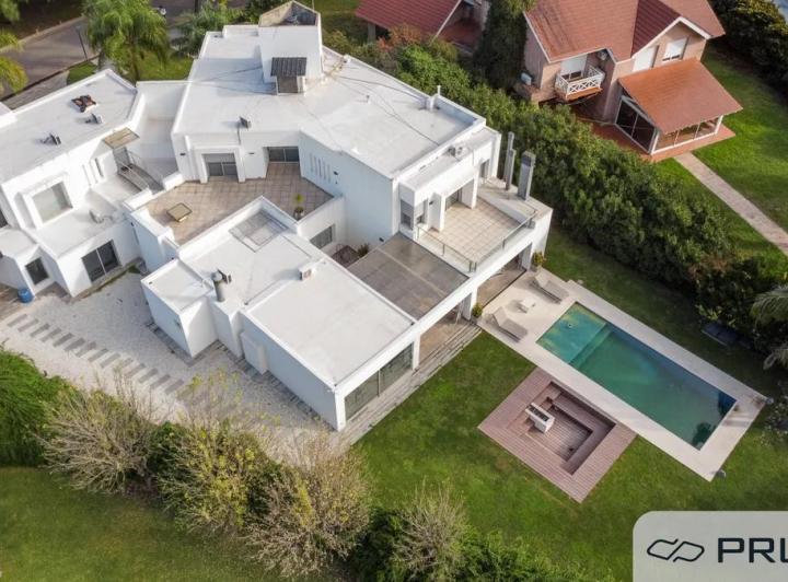 Casa · 696m² · 15 Ambientes · 5 Cocheras