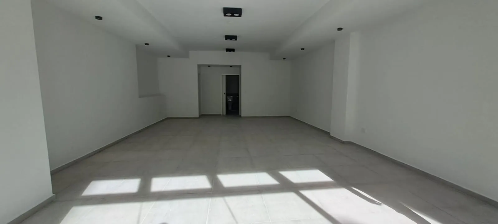 ALQUILO CTRO CASEROS 881  LOCAL COMERCIAL A ESTRENAR  FRENTE VIDRIADO 2 BAÑOS !!!