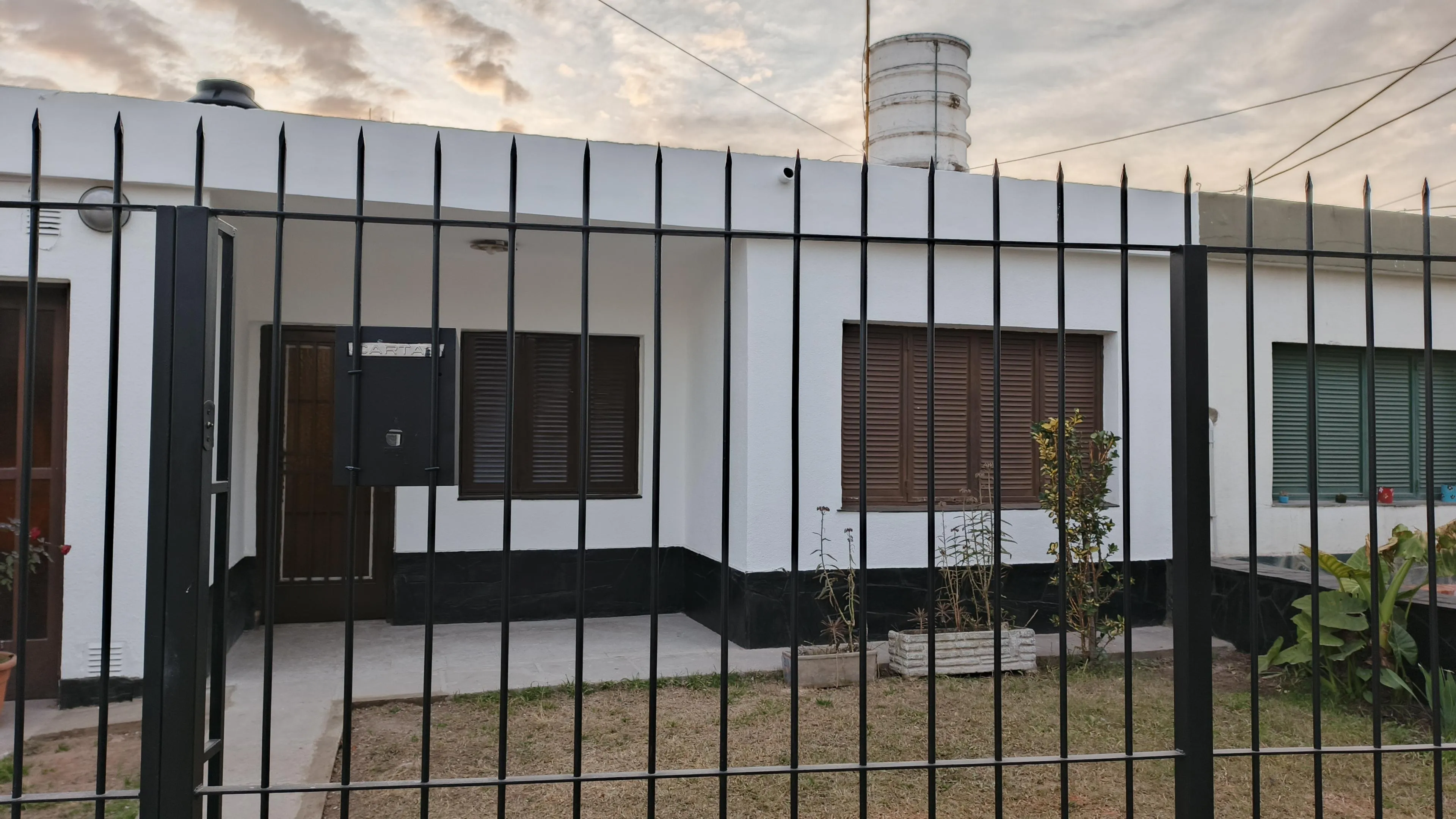 ALQUILO CASA ARGUELLO, SILVANO FUNES 2 DORMITORIOS CON PATIO, IMP. INCLUIDOS