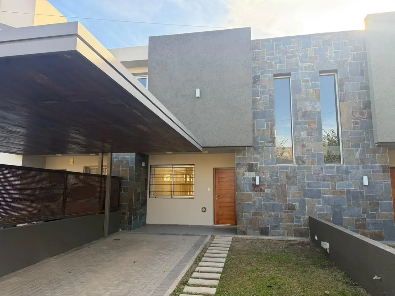 EXCELENTE DUPLEX DE CATEGORIA CHACRAS DEL SUR