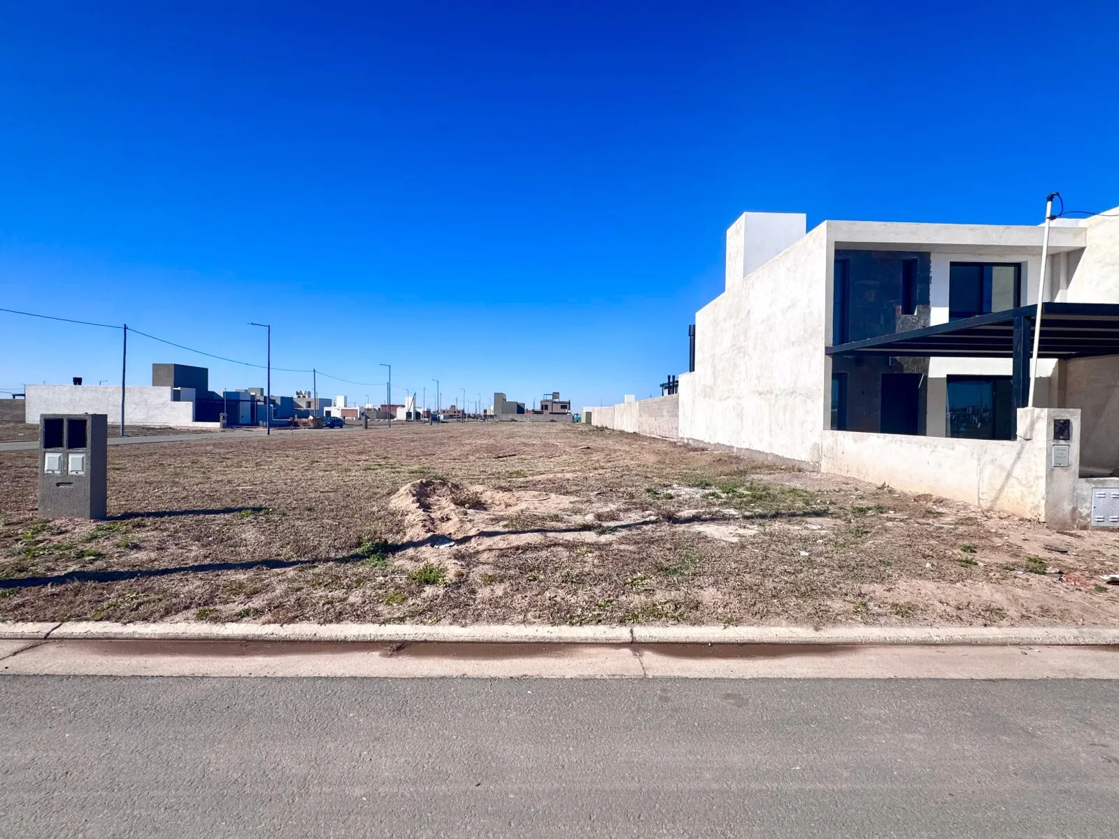 LOTE EN VENTA DE 387 MTS APTO DÚPLEX EN PAMPAS DE MANANTIALES